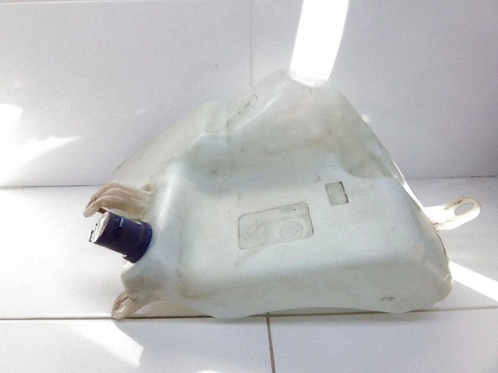 Logu mazgāšanas šķidruma tvertne B805