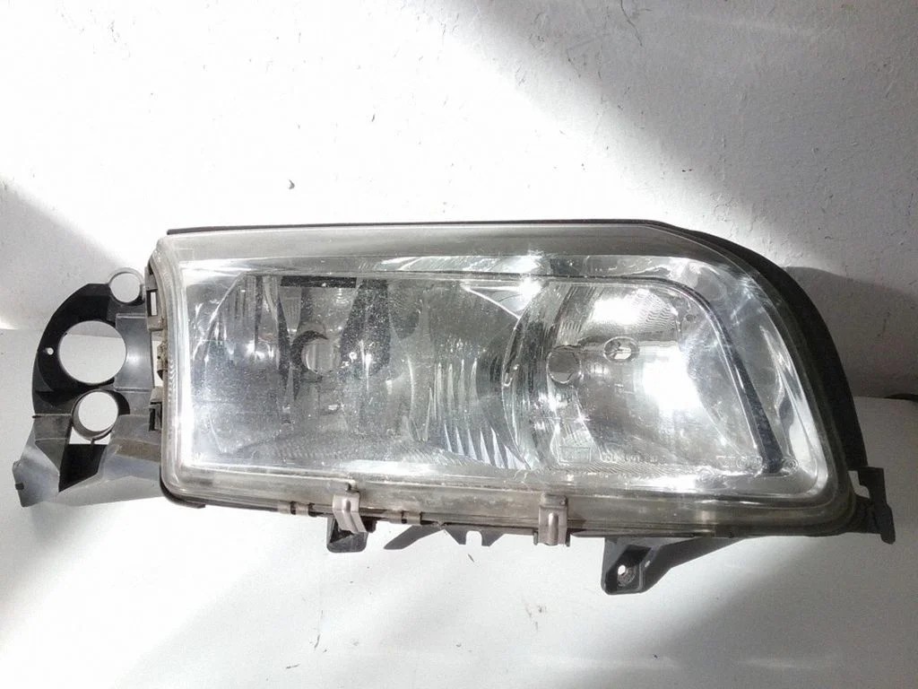 Priekšējais lukturis 8620894