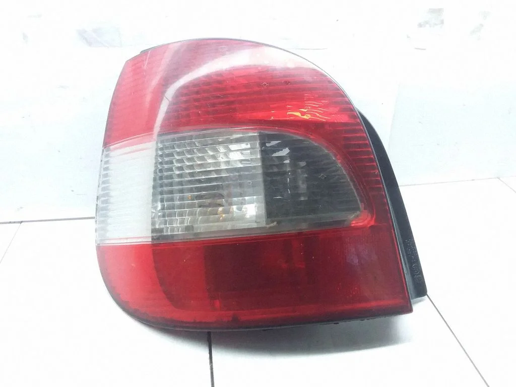 Lampa tylna w błotniku – Renault Scenic I (1996-2003)