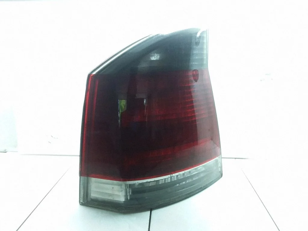 Lampa tylna w błotniku – Opel Vectra C (2002-2005)