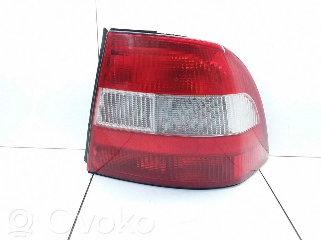 Lampa tylna w błotniku – Opel Vectra B (1996-2002)