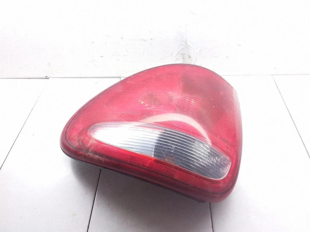 Lampa tylna w błotniku – Chrysler Voyager (2004-2007)