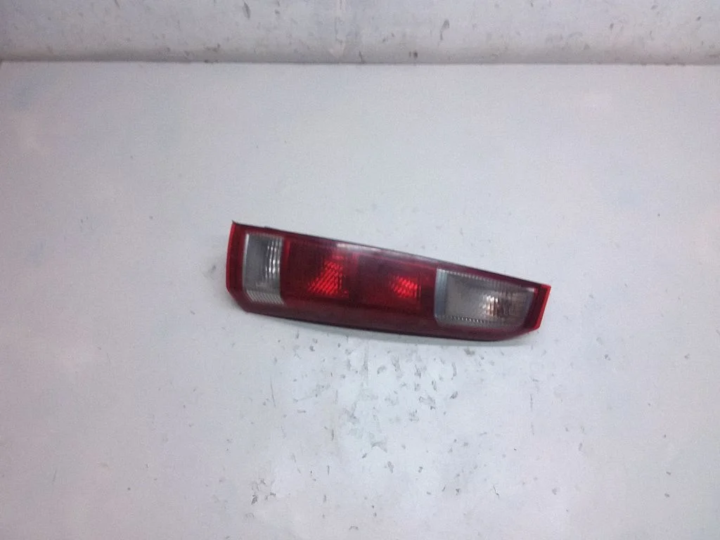 Aizmugurējais lukturis virsbūvē – Opel Meriva A (2003-2010)