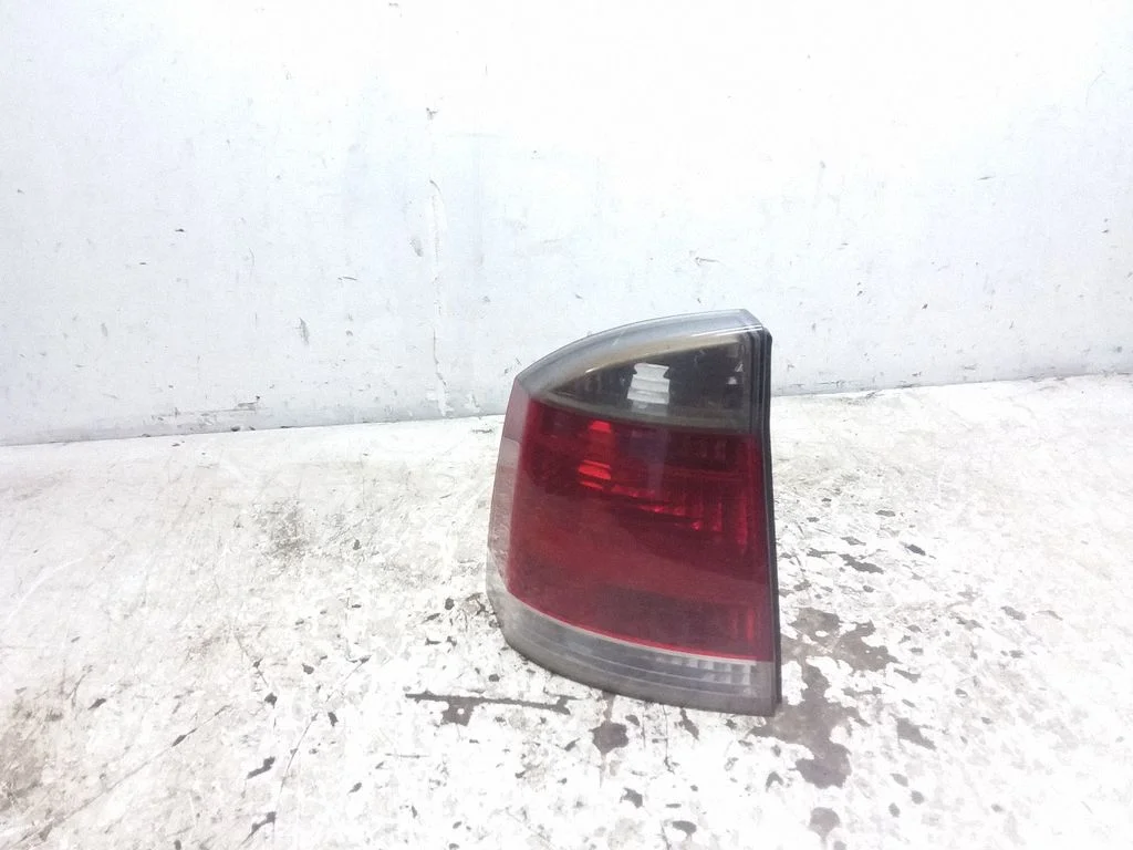 Lampa tylna w błotniku – Opel Vectra C (2002-2005)