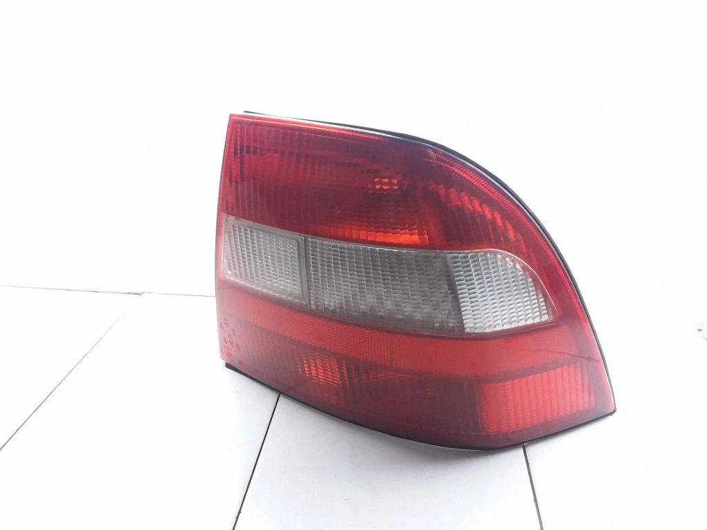 Lampa tylna w błotniku – Opel Vectra B (1996-2002)