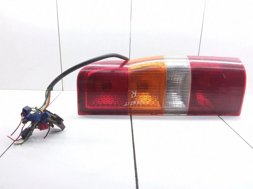 Lampa tylna w błotniku YC1X13N004A