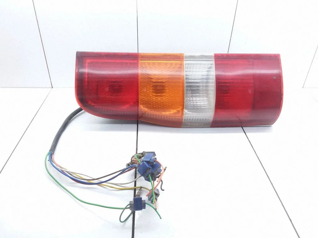 Lampa tylna w błotniku YC1X13435A