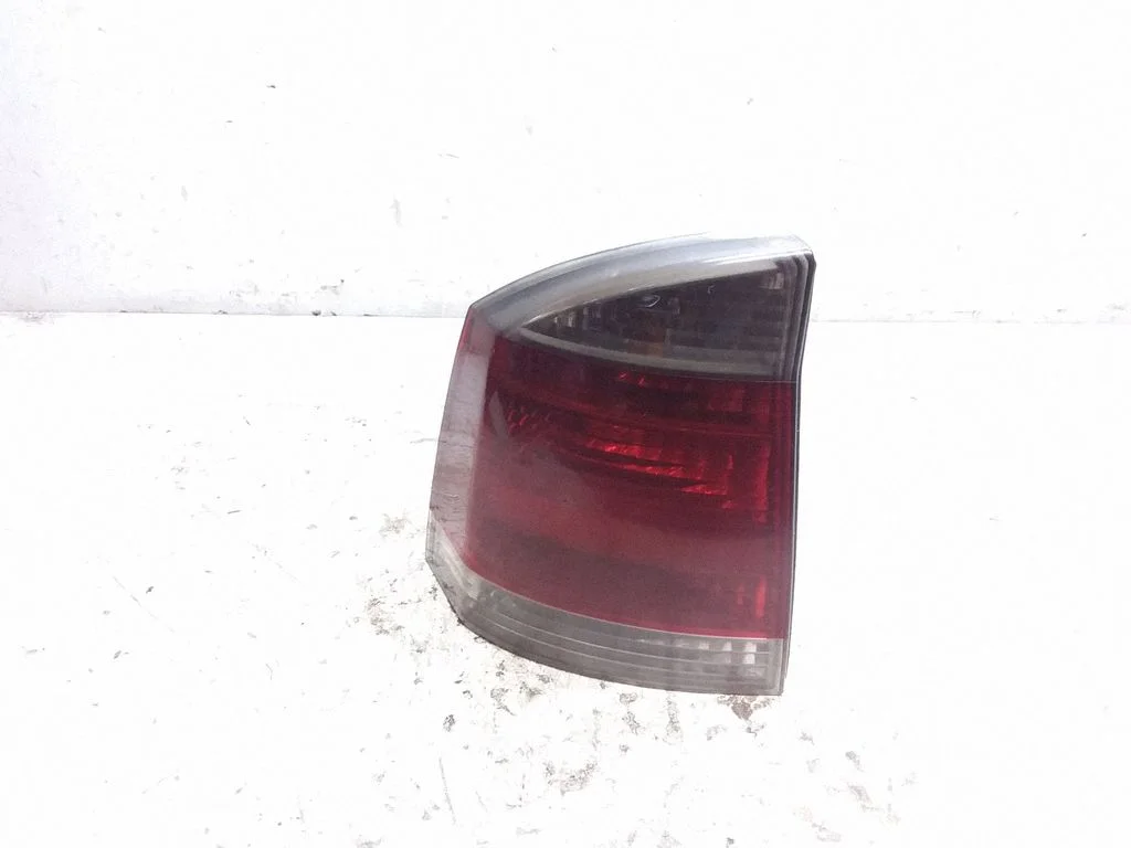 Lampa tylna w błotniku – Opel Vectra C (2002-2005)