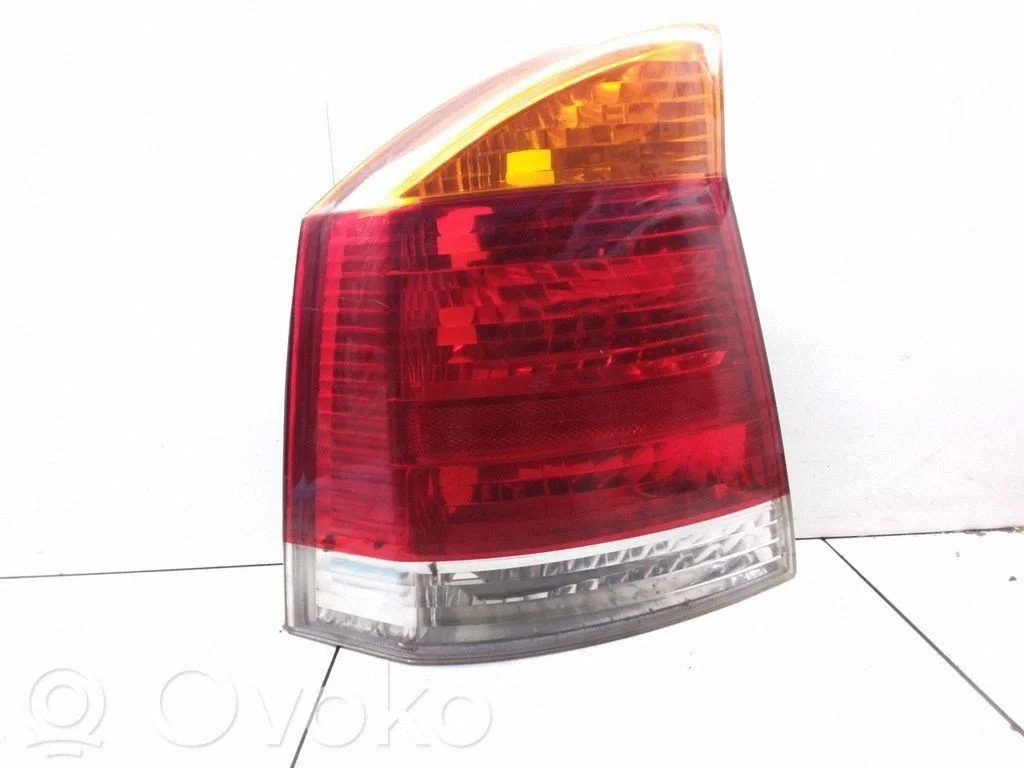 Aizmugurējais lukturis virsbūvē – Opel Vectra C (2002-2005)