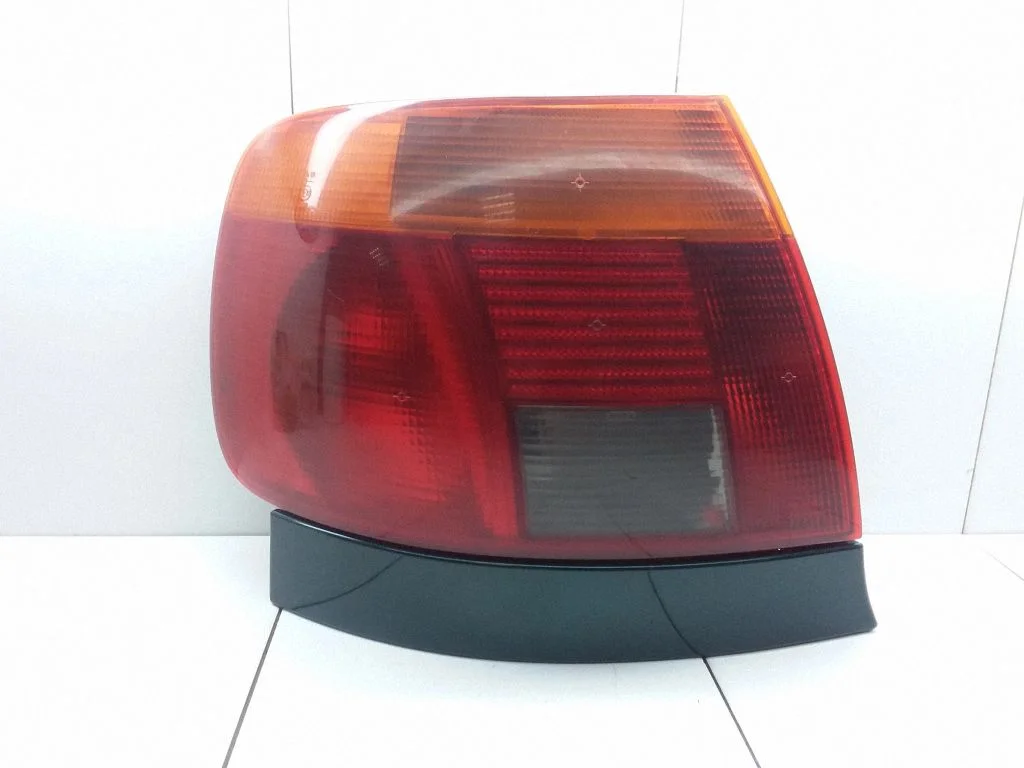 Lampa tylna w błotniku 8D0945095A