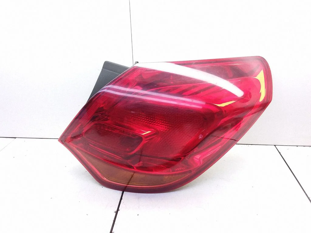 Aizmugurējais lukturis virsbūvē – Opel Astra H (2004-2012)