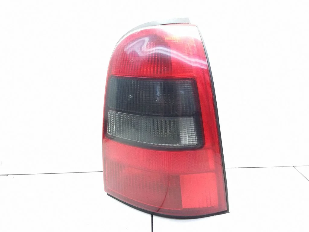Aizmugurējais lukturis virsbūvē – Opel Vectra B (1996-2002)