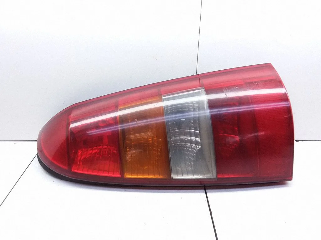Aizmugurējais lukturis virsbūvē – Opel Astra G (1998-2009)