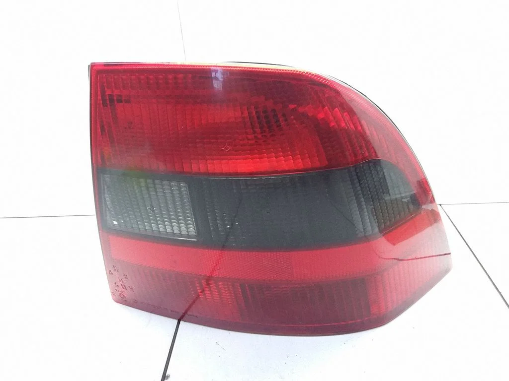 Lampa tylna w błotniku – Opel Vectra B (1996-2002)