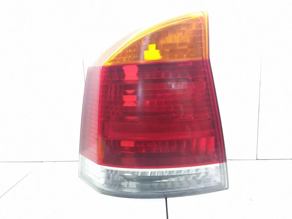 Aizmugurējais lukturis virsbūvē – Opel Vectra C (2002-2005)