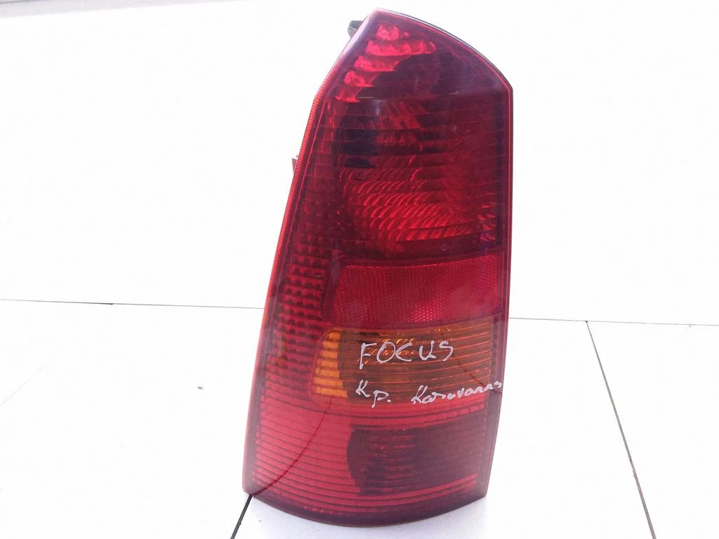 Aizmugurējais lukturis virsbūvē – Ford Focus (1998-2004)