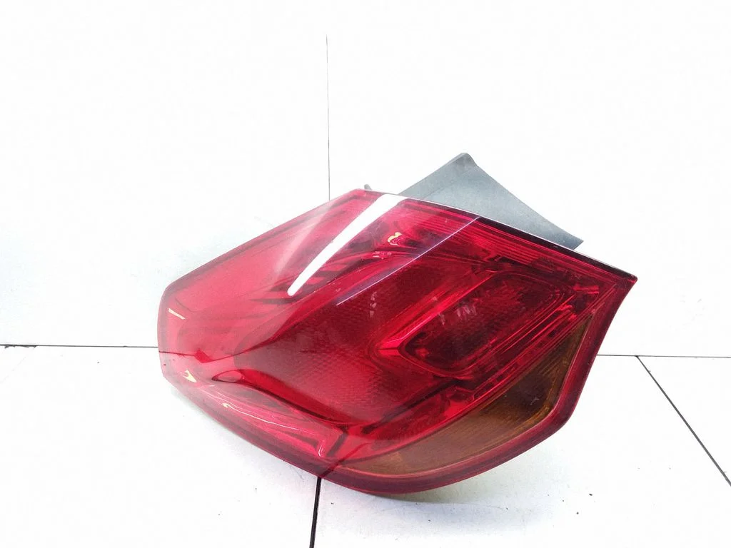 Aizmugurējais lukturis virsbūvē – Opel Astra H (2004-2012)