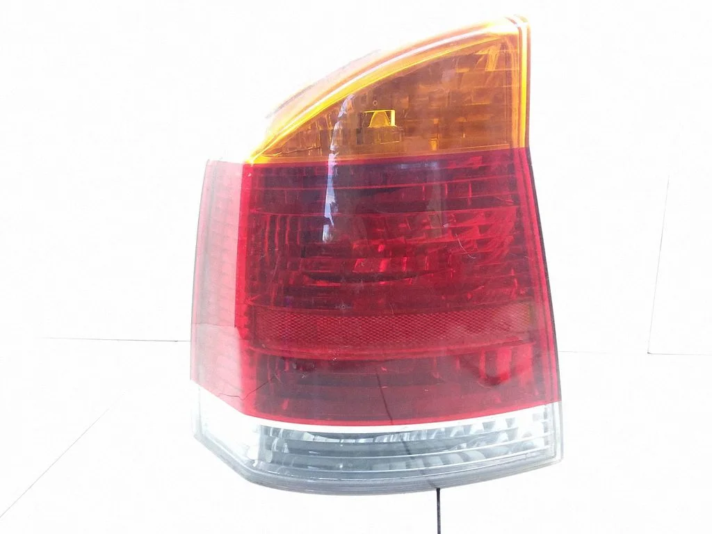 Aizmugurējais lukturis virsbūvē – Opel Vectra C (2002-2005)
