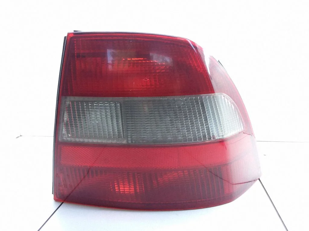 Lampa tylna w błotniku – Opel Vectra B (1996-2002)