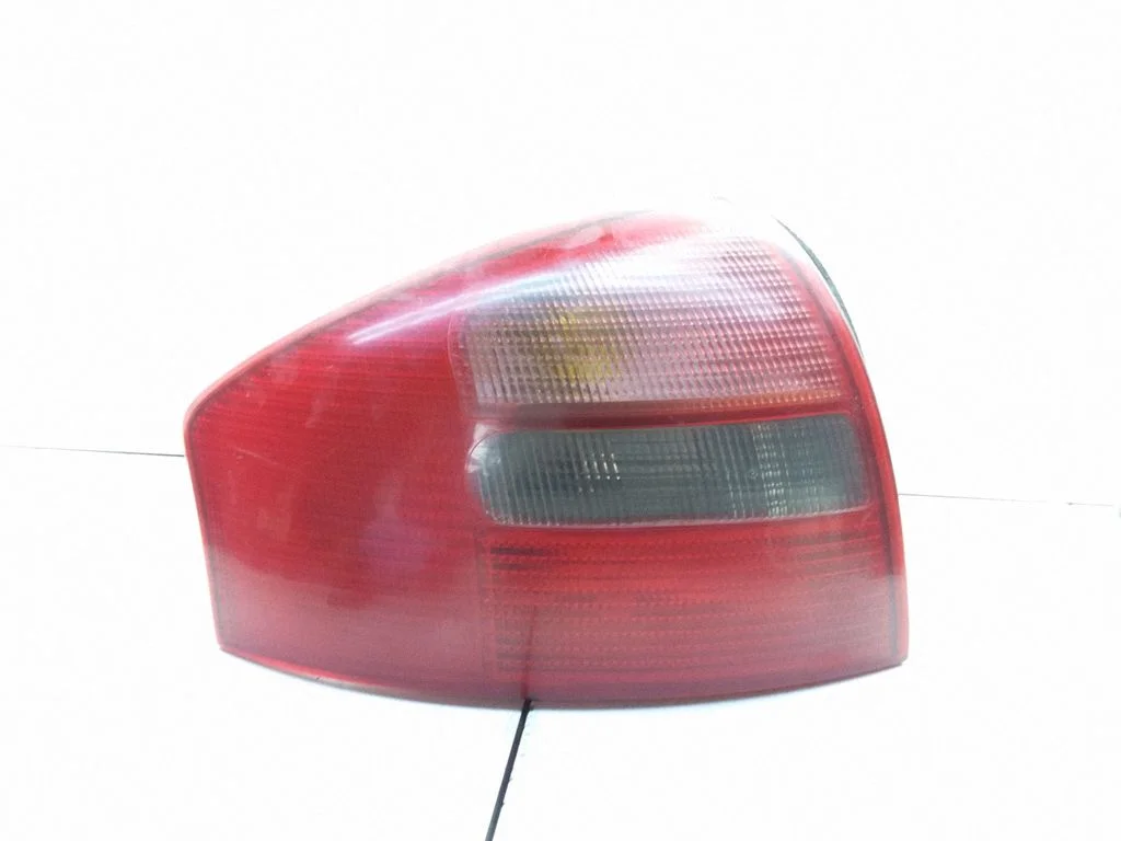 Aizmugurējais lukturis virsbūvē 084411943L