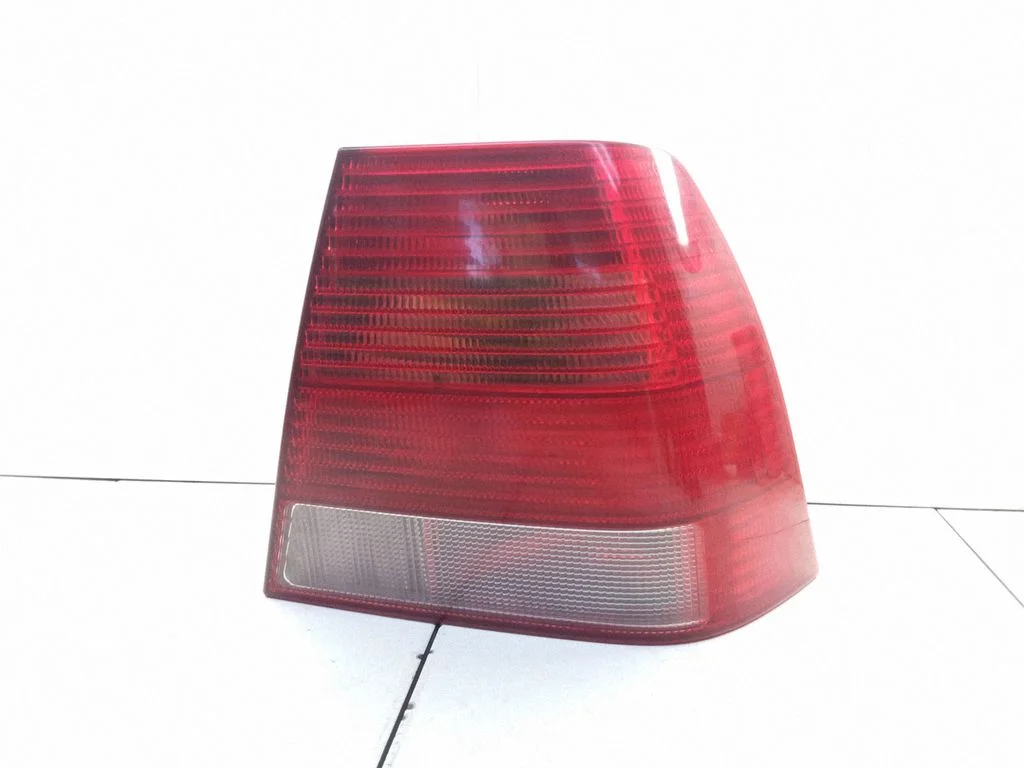 Aizmugurējais lukturis virsbūvē – Volkswagen Bora (1998-2005)