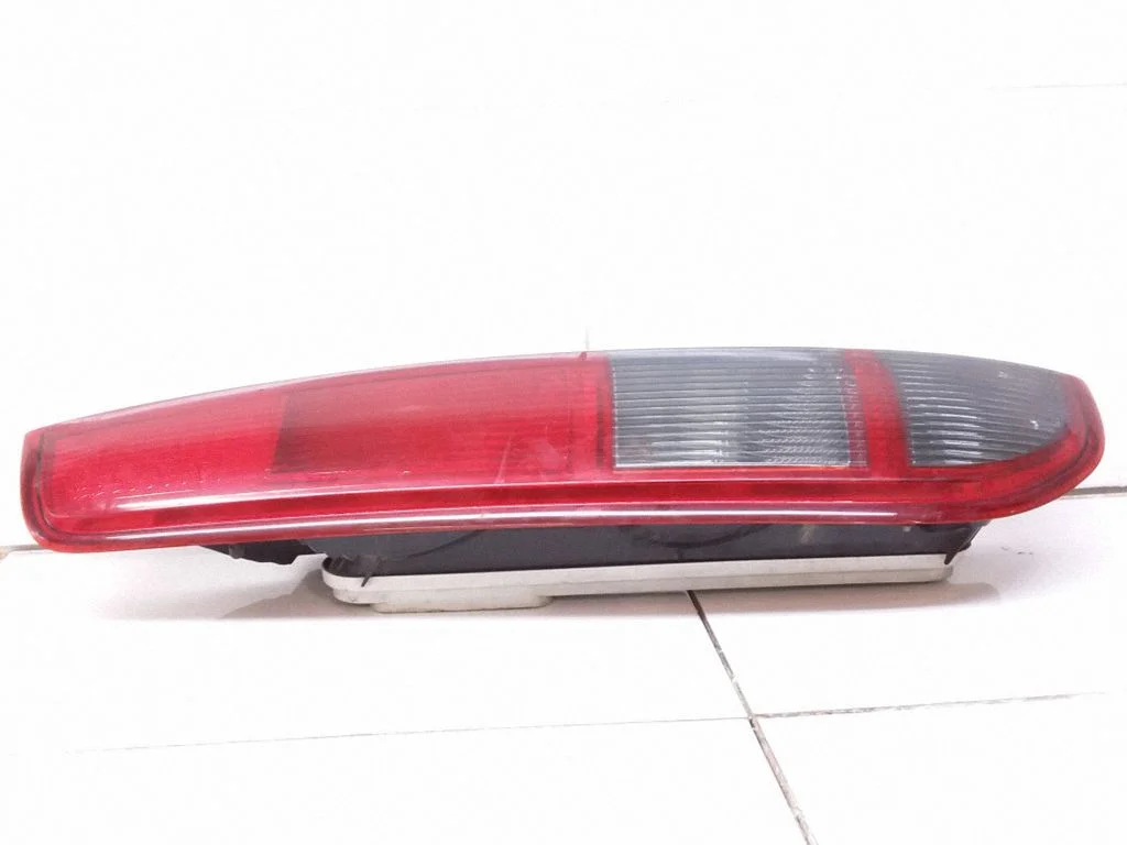 Lampa tylna w błotniku – Ford Focus C-MAX (2003-2010)