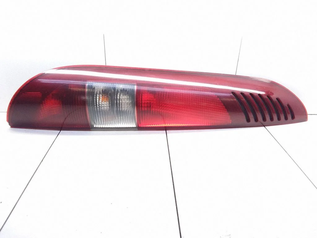 Lampa tylna w błotniku A4148200064