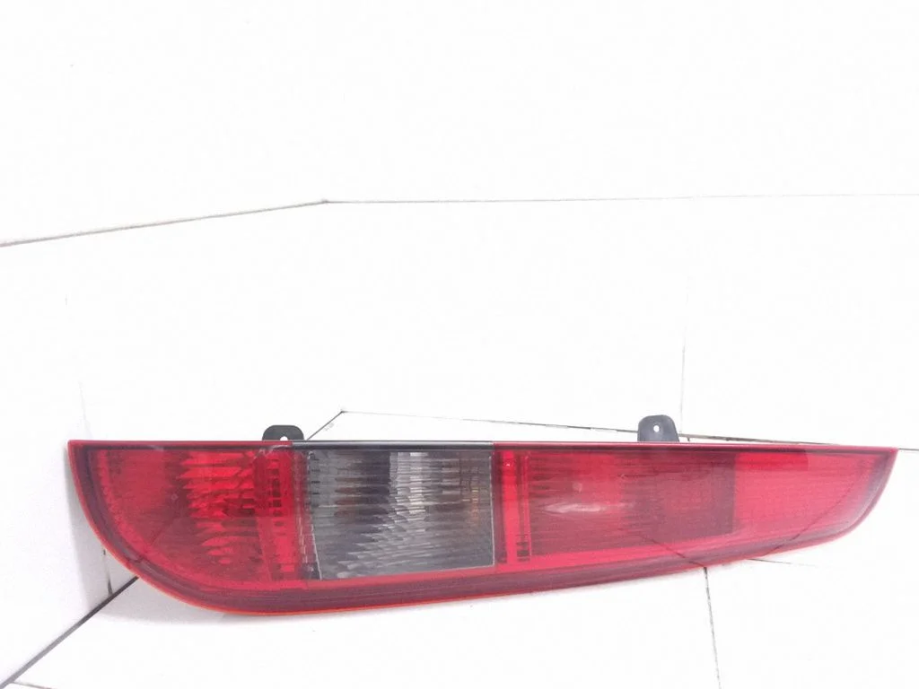 Lampa tylna w błotniku – Ford Focus C-MAX (2003-2010)