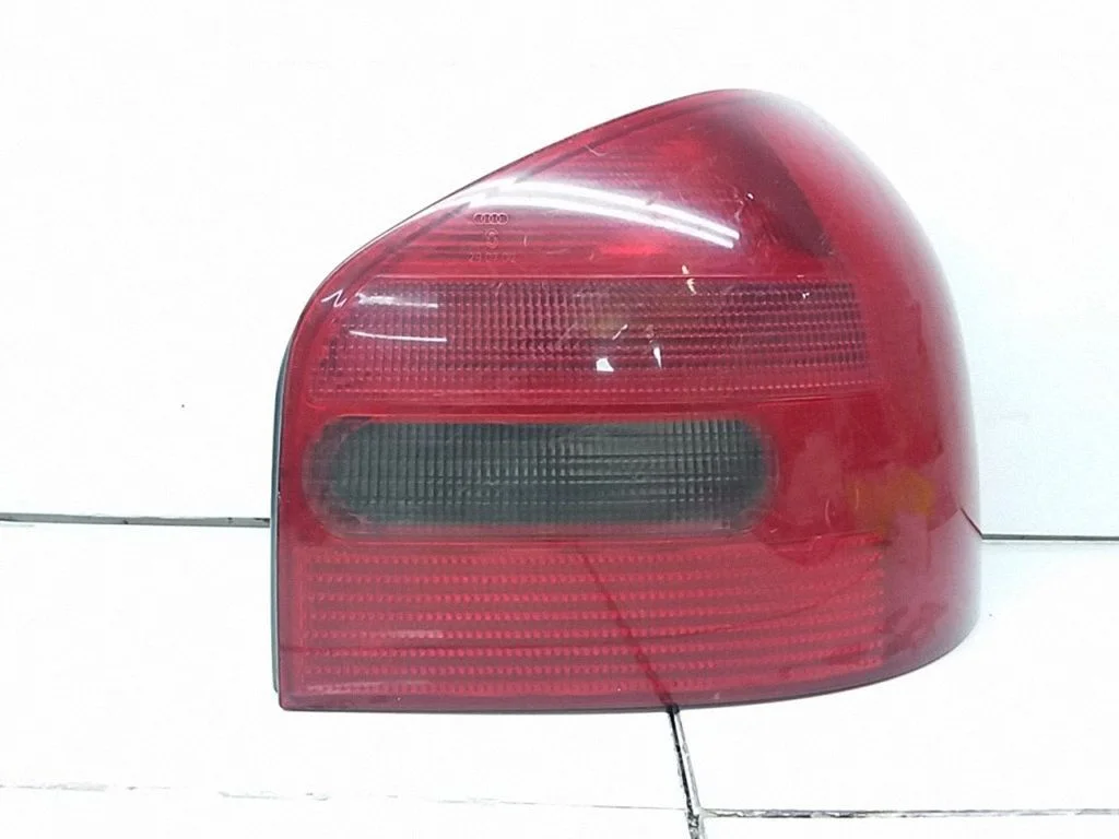 Aizmugurējais lukturis virsbūvē 290702