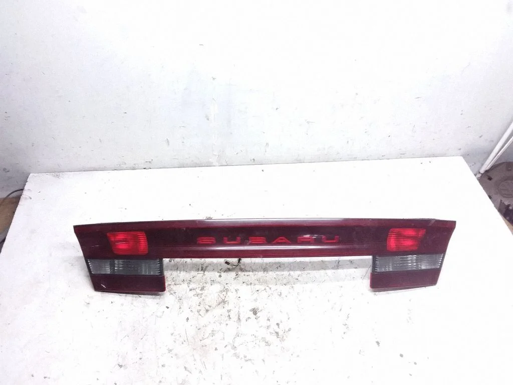 Aizmugurējais lukturis bagāžnieka vākā – Subaru Legacy (1999-2003)