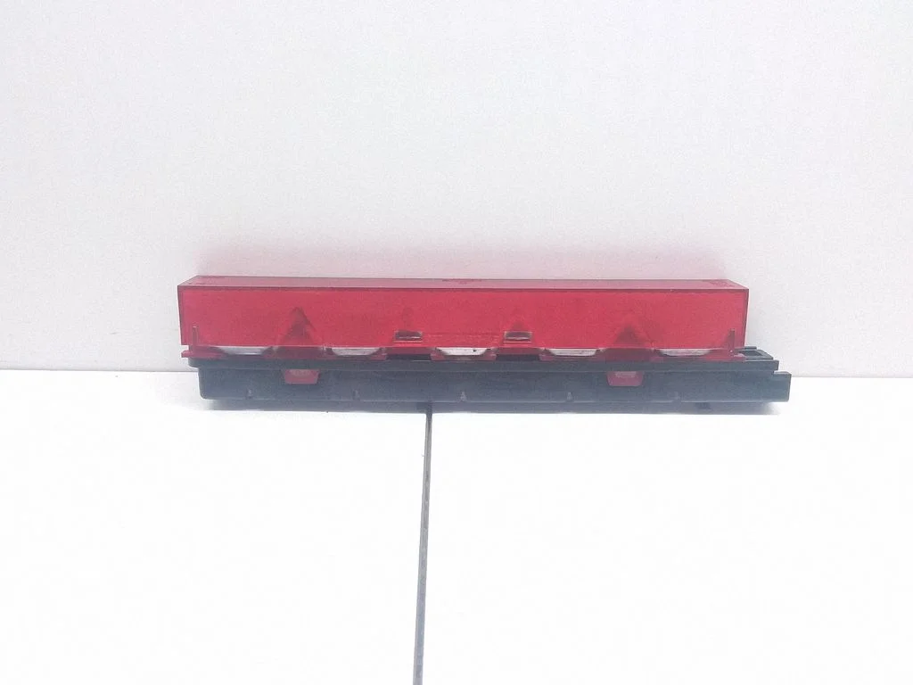 Third/center stoplight 1S7113A613AE