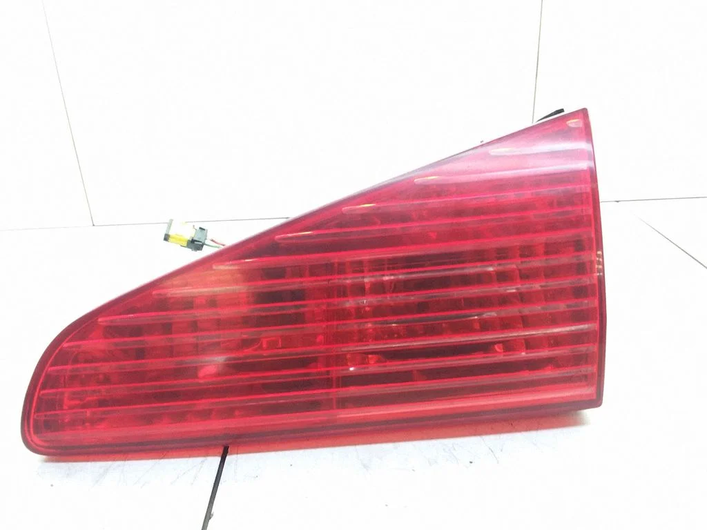 Tailgate rear/tail lights – rear right