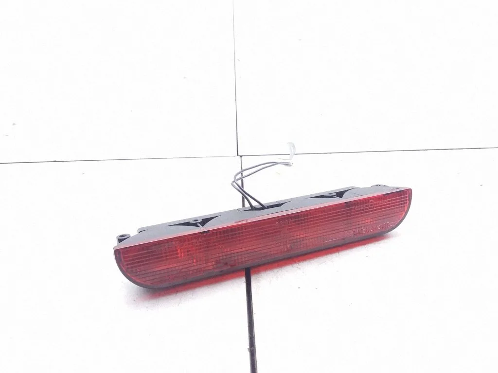 Third/center stoplight – Mitsubishi Carisma (1996-1999)