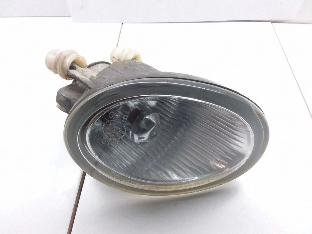 Front fog light – Toyota Avensis Verso (2001-2009)