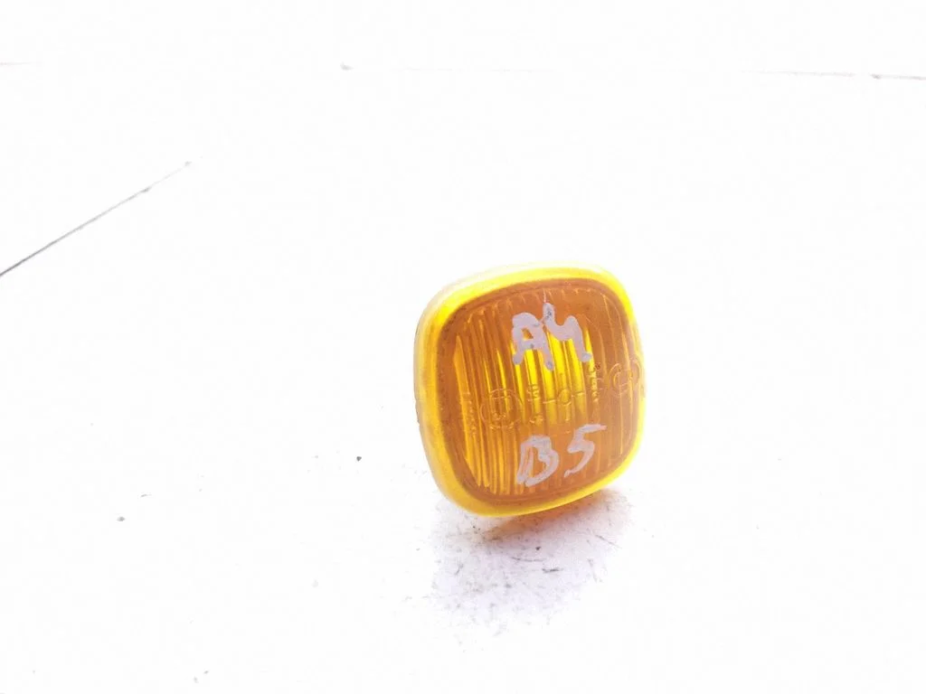 Kierunkowskaz w błotniku 4D0949127B