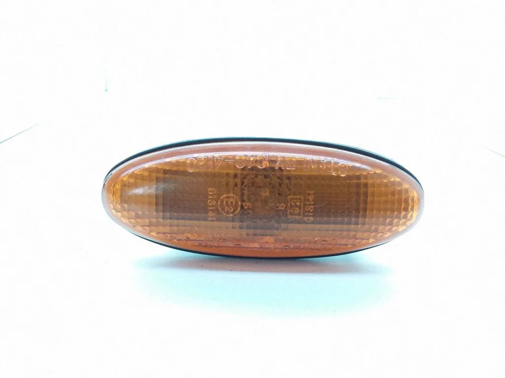 Front fender indicator light E2013141