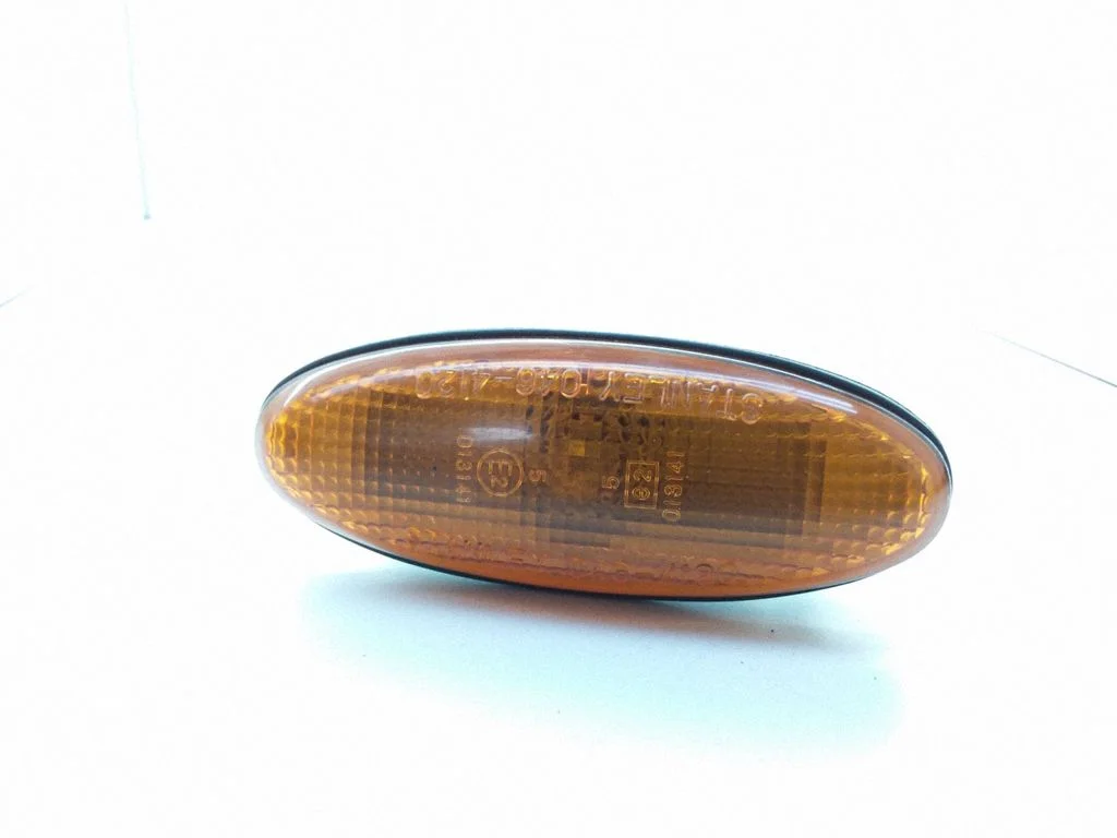 Front fender indicator light E2013141
