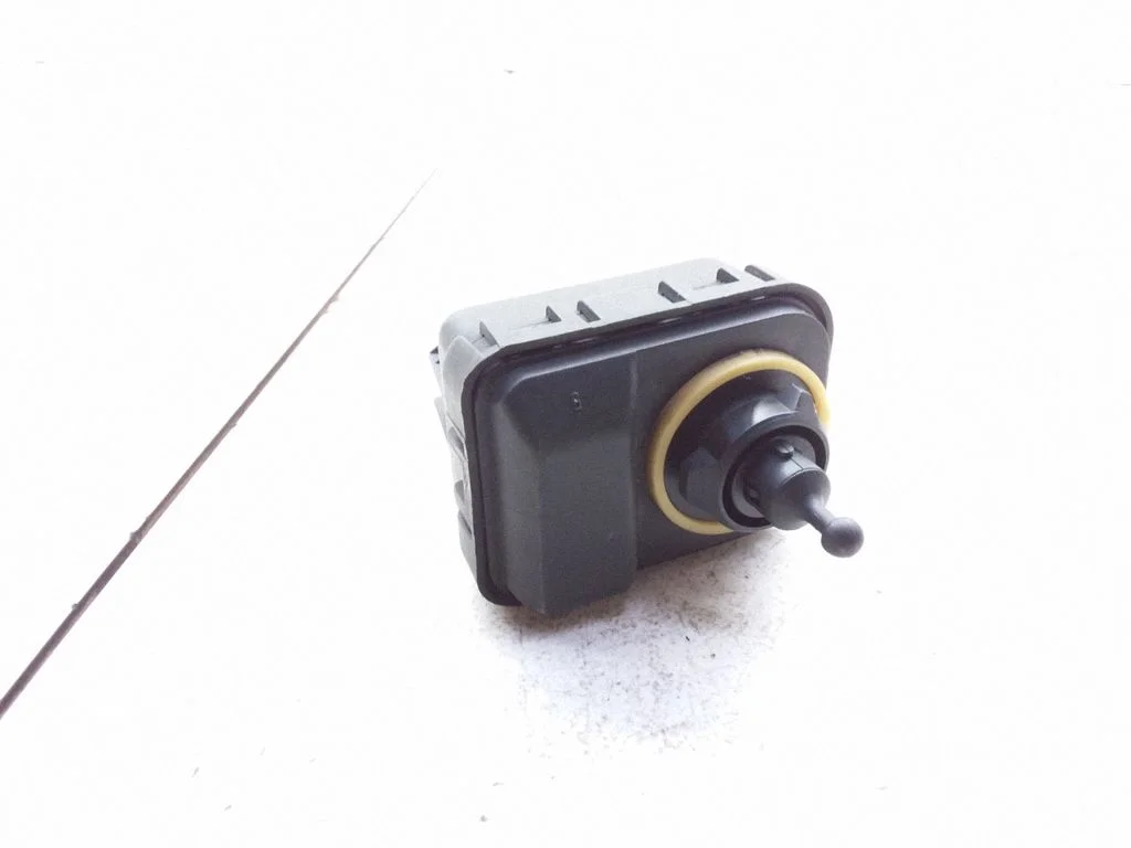 Headlight level adjustment motor