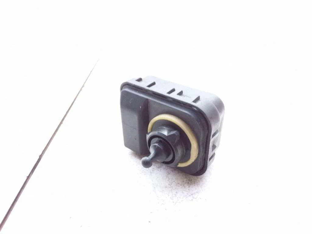 Headlight level adjustment motor