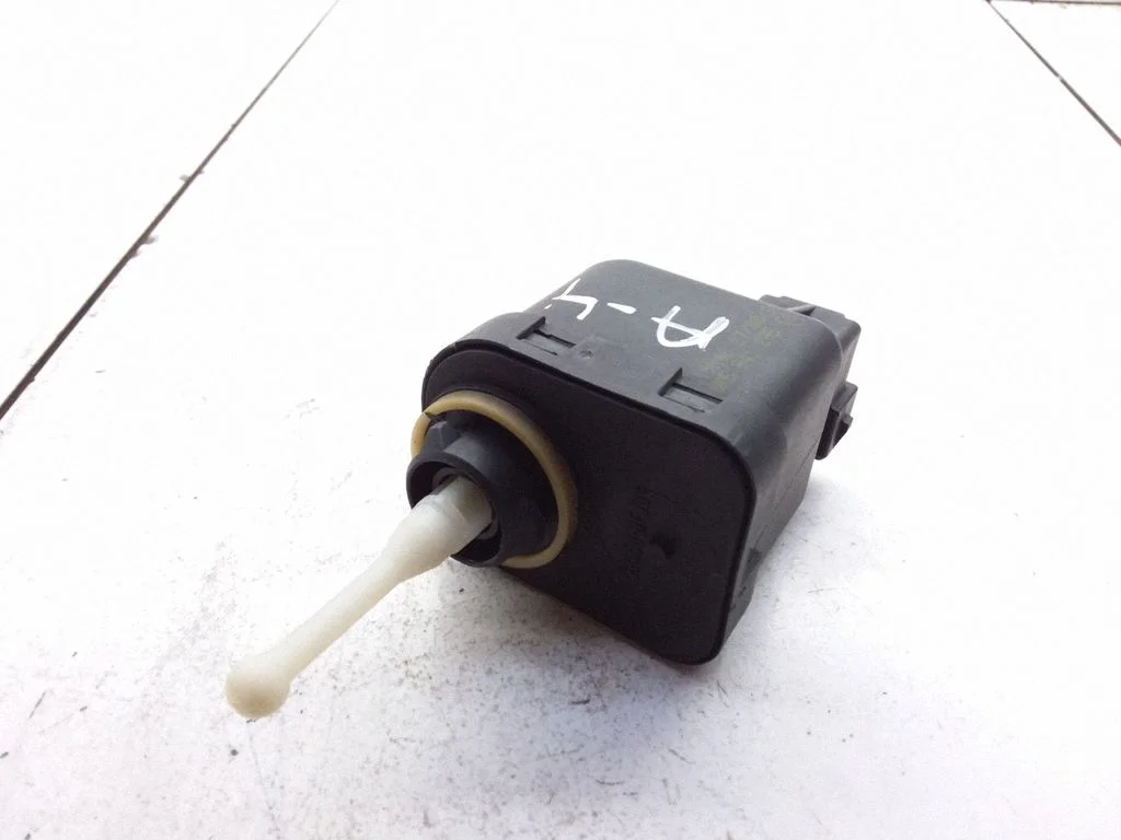 Headlight level adjustment motor – Audi A4 S4 B5 8D (1994-1999)