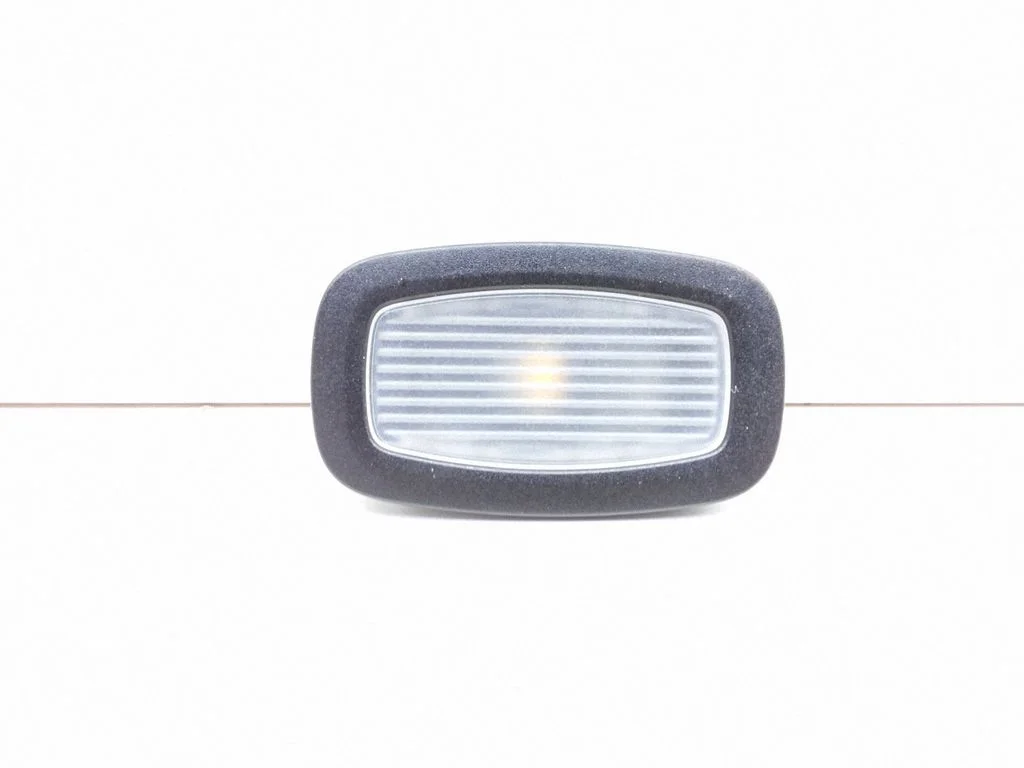 Esiistmete valgustustuli – Mercedes-Benz C-klass W205 (2014-2021)