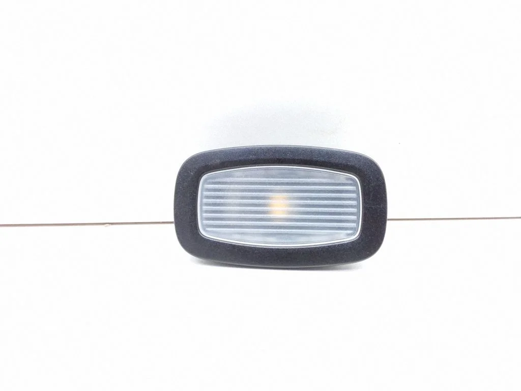 Esiistmete valgustustuli – Mercedes-Benz C-klass W205 (2014-2021)