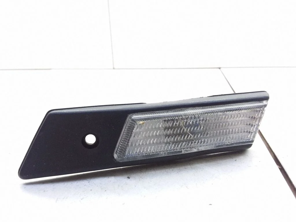 Esiistmete valgustustuli 084441402RB
