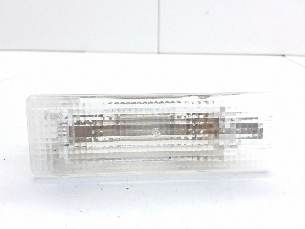 Priekšējo sēdvietu apgaismojuma lukturis 7L6947101