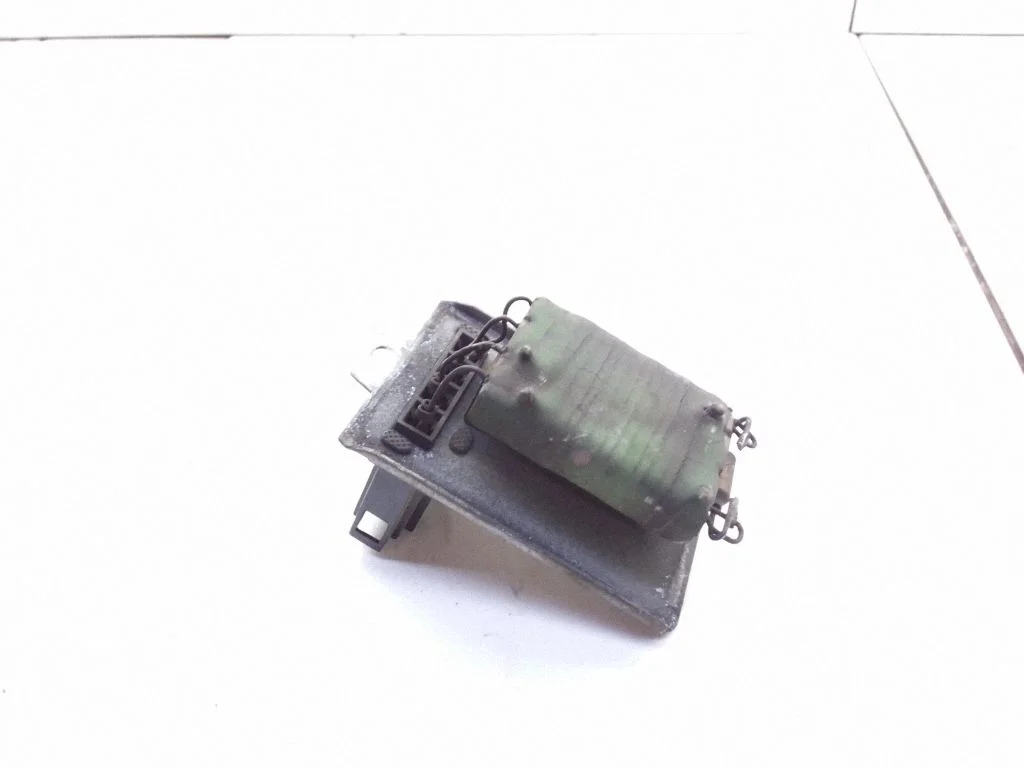 Heater blower motor/fan resistor – Volkswagen Transporter - Caravelle T4 (1991-2003)