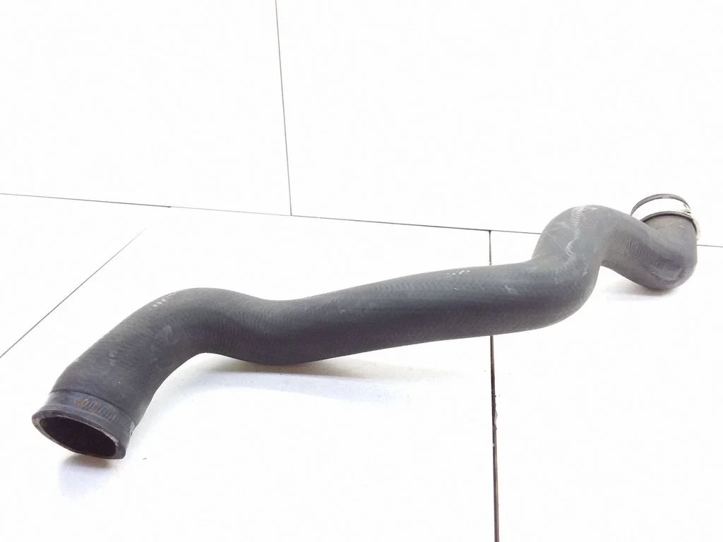 Engine coolant pipe/hose