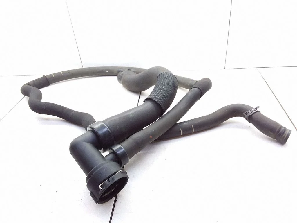 Engine coolant pipe/hose