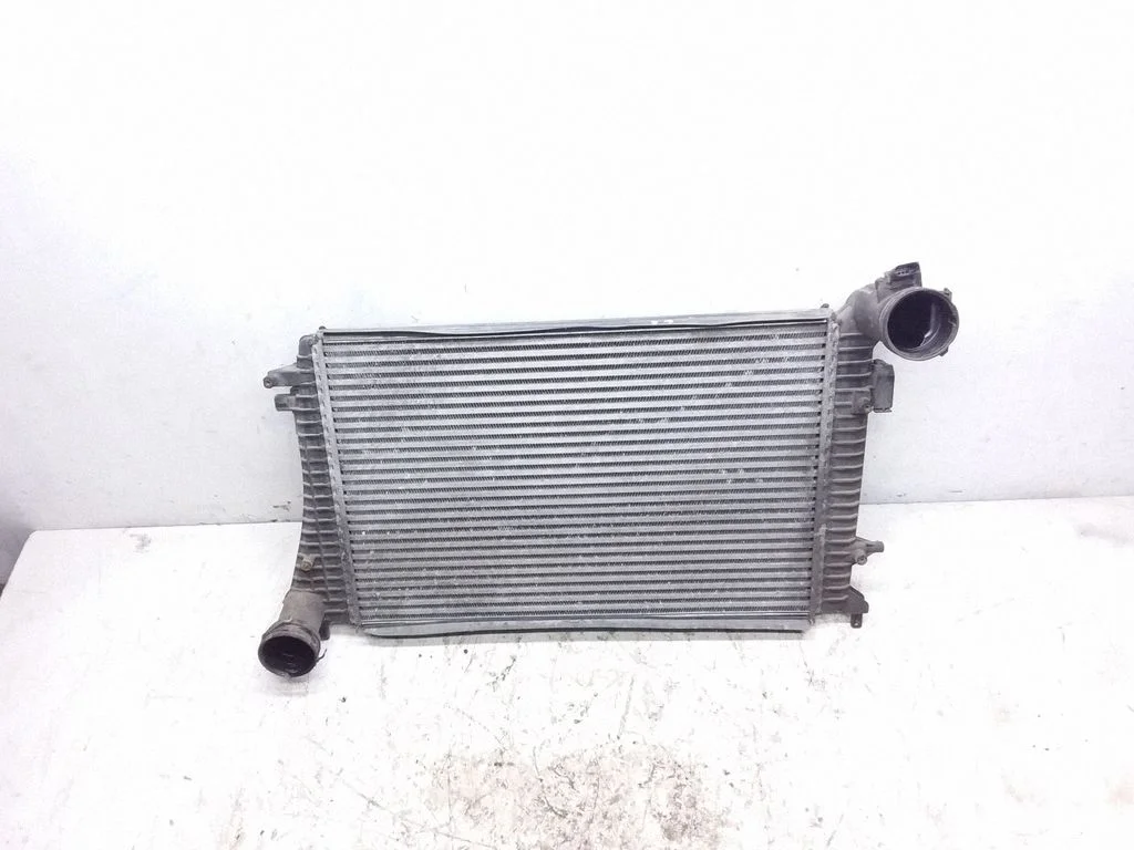 Vahejahuti radiaator 3C0145803D