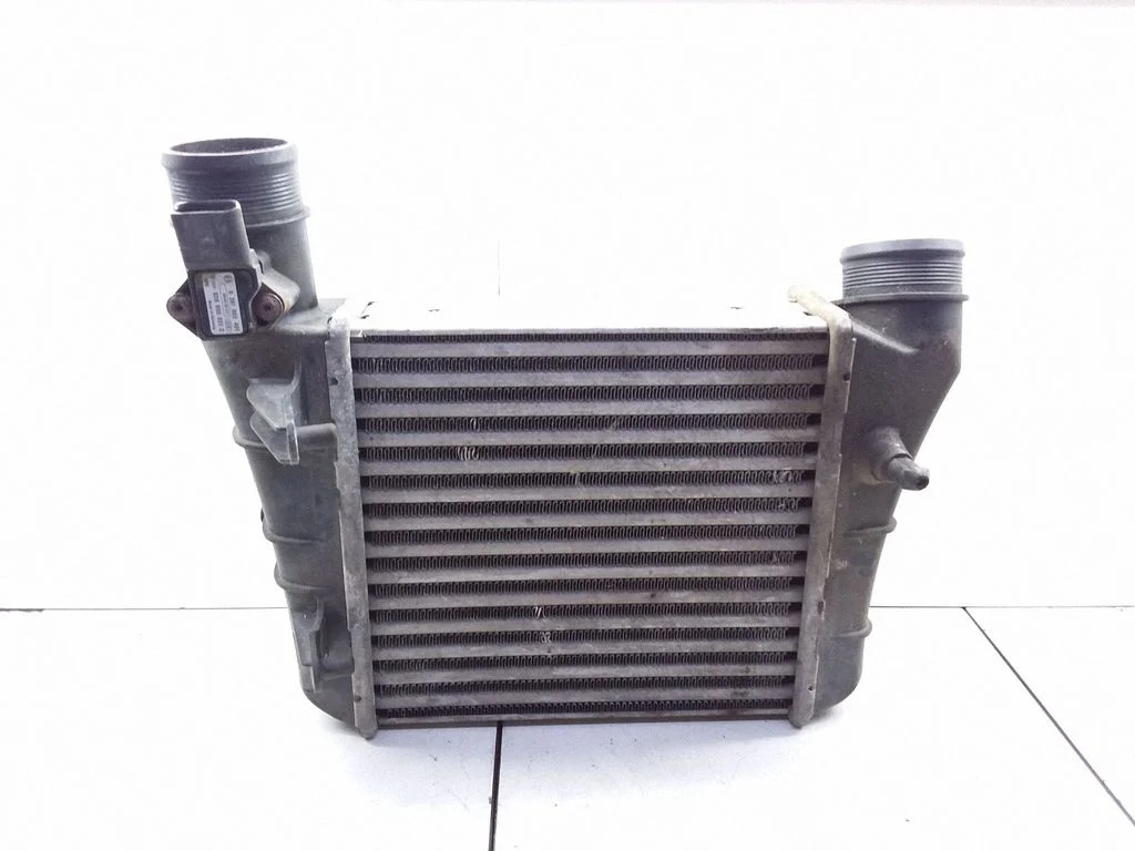 Starpdzesētāja (interkūlera) radiators – Audi A4 S4 B7 8E 8H (2005-2008)