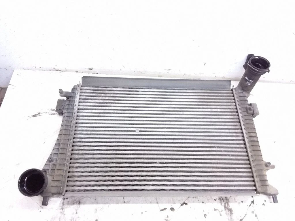Vahejahuti radiaator